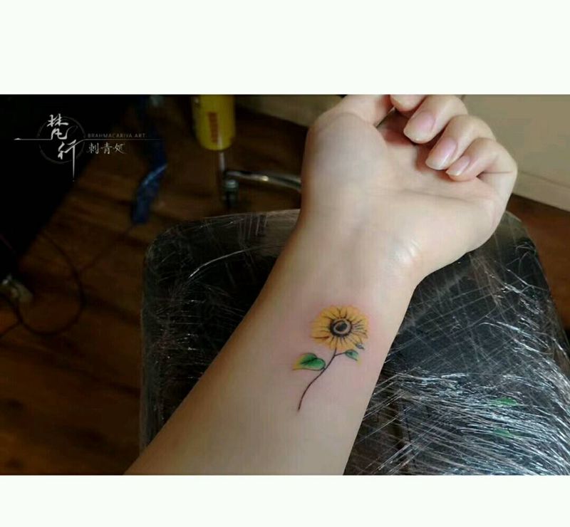 花纹身图片_手臂水彩花纹身图案