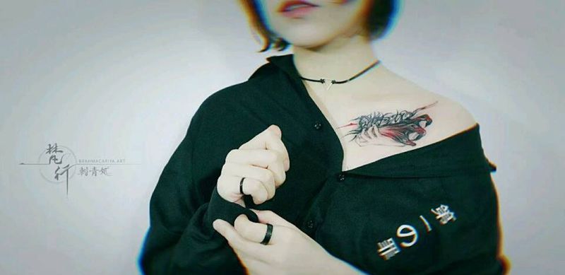 花体字纹身图片_胸部新传统纹身图案