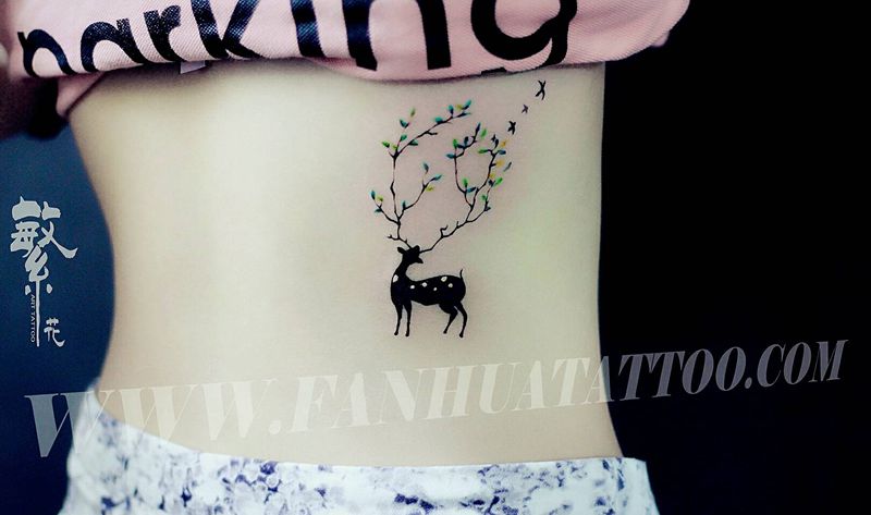 鹿纹身图片_腰部清新动物水彩成品纹身图案