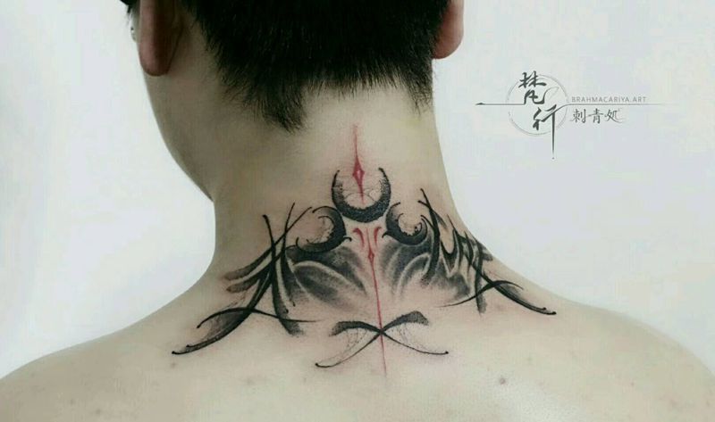 花体字纹身图片_颈部新传统花体字弓箭纹身图案