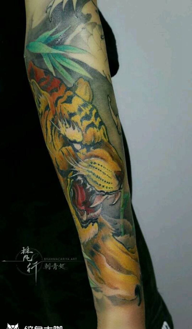 花臂纹身图片_手臂新传统水彩老虎纹身图案