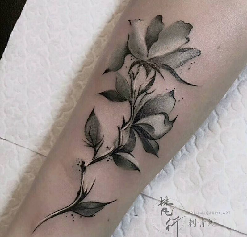 水墨花纹身图片_腿部水墨花纹身图案
