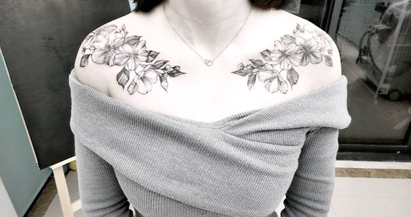 双肩花纹身图片