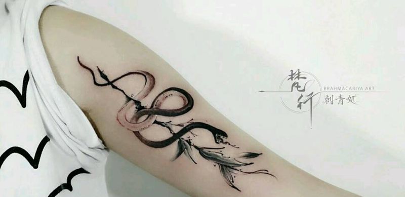 水墨蛇纹身图片_手臂水墨蛇纹身图案