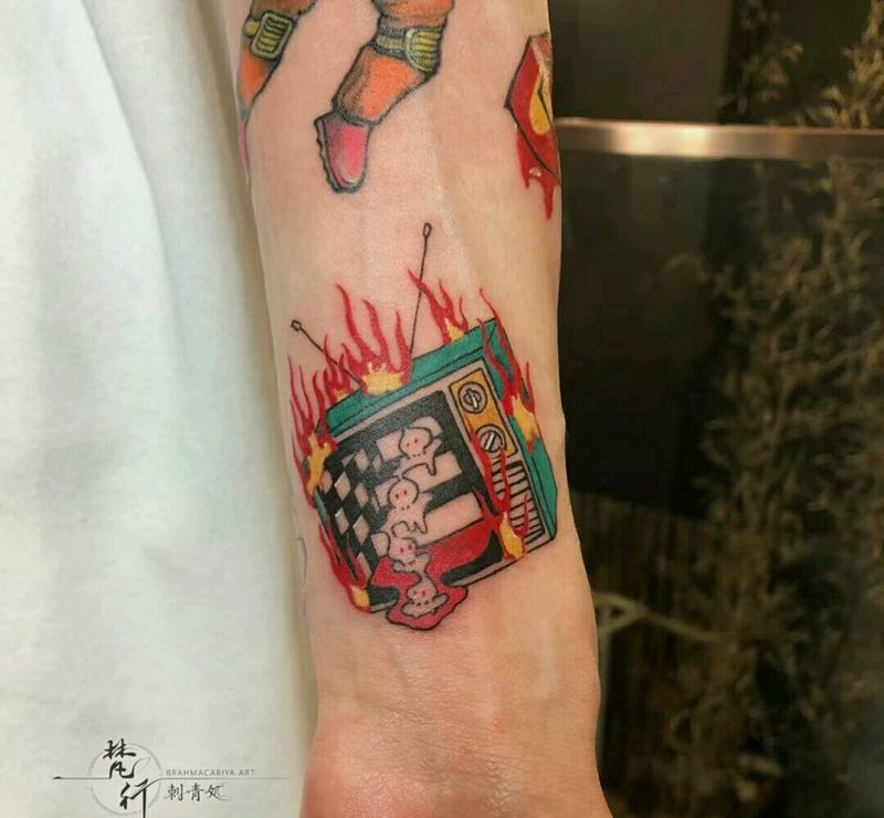 拼接纹身图片_手臂老传统电视机纹身图案