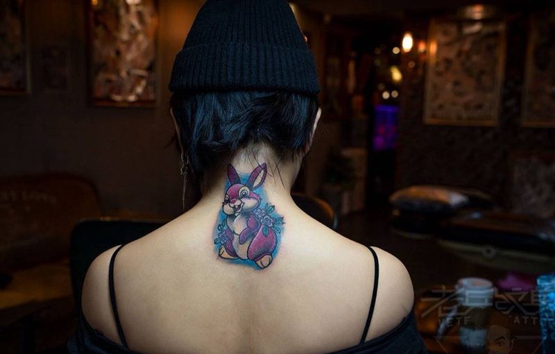 妹子后背兔子纹身纹身图片