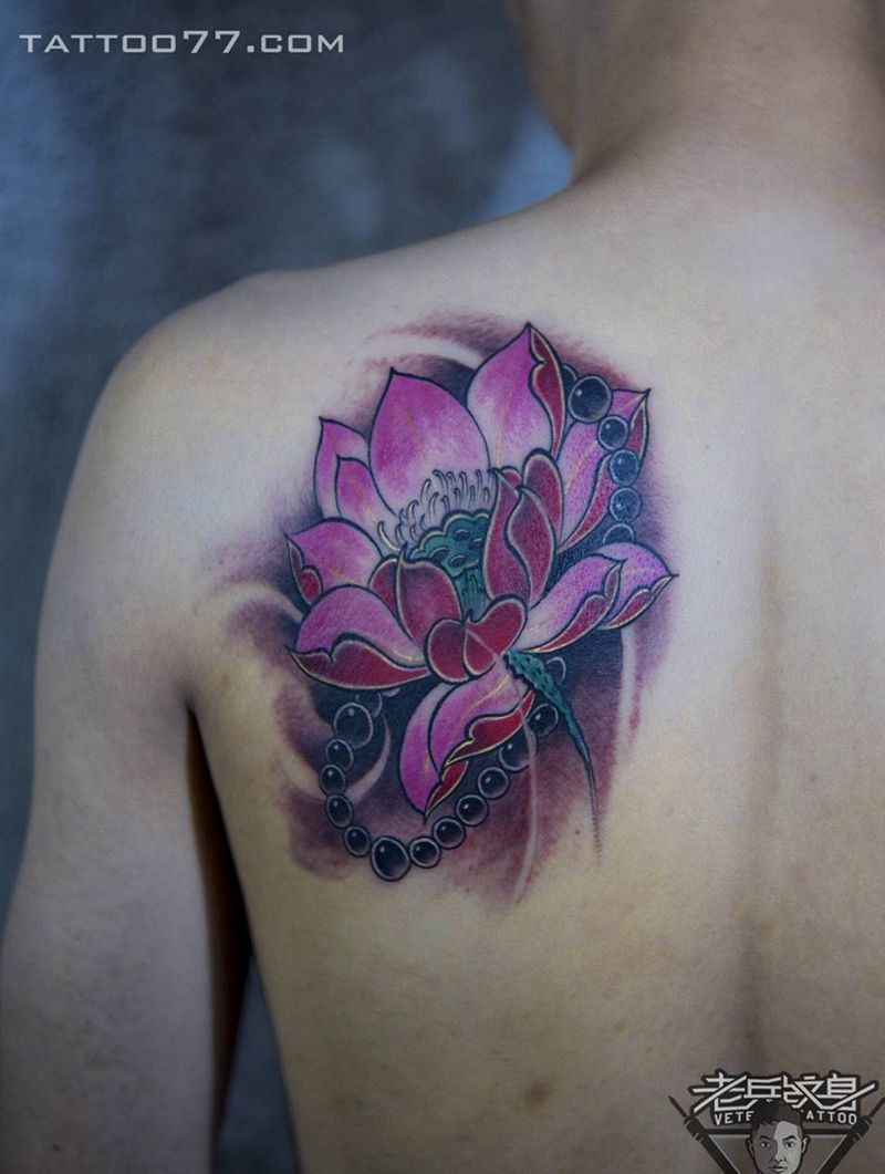 肩背莲花佛珠纹身作品纹身图片_成品肩部传统植物纹身图案