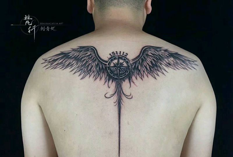翅膀纹身图片_背部新传统翅膀羽毛纹身图案
