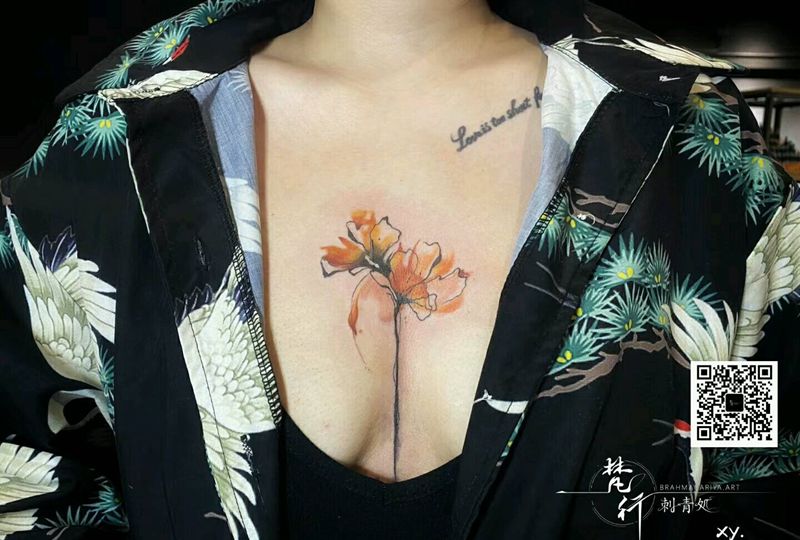 花纹身图片_胸部新传统水彩花纹身图案