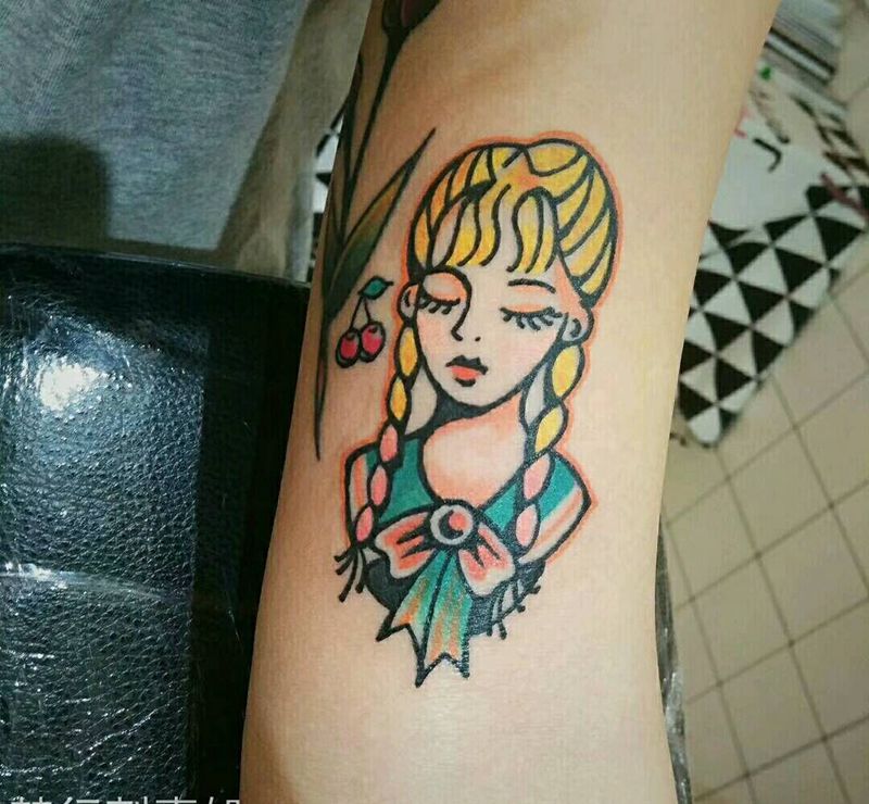 卡通小人纹身图片_手臂新传统水彩纹身图案