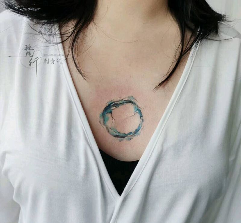 水墨纹身图片_胸部新传统水彩纹身图案