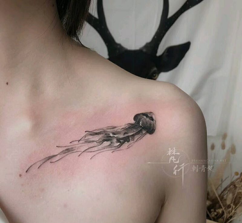 水母纹身图片_胸部新传统水墨水母纹身图案