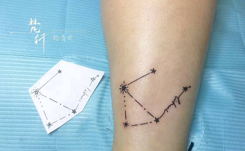 星座纹身图片_腿部几何星座字母纹身图案
