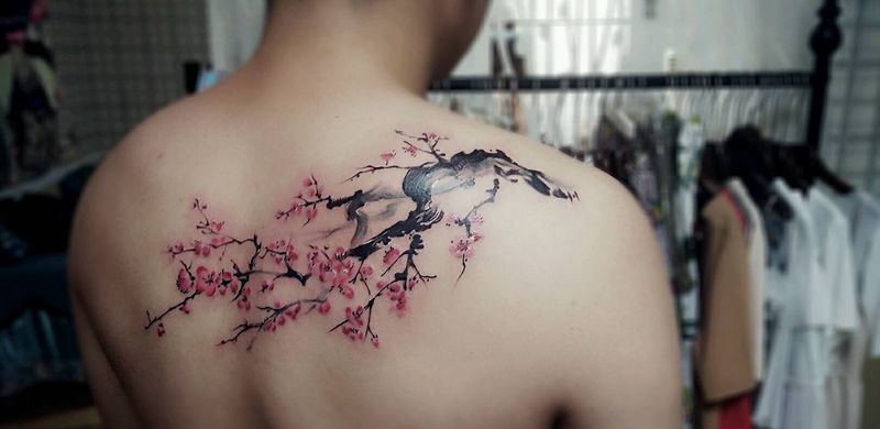 梅花纹身图片_背部国画植物中国风成品纹身图案