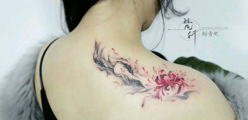 彼岸花纹身图片_肩部新传统水墨彼岸花羽毛纹身图案