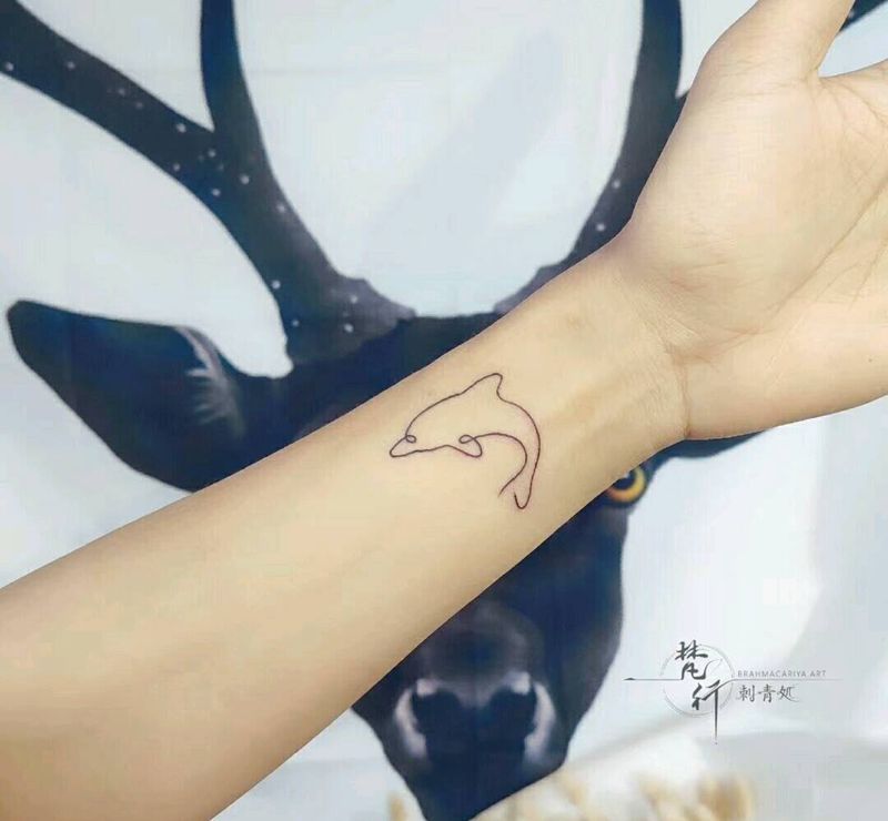小海豚纹身图片_手臂新传统鱼纹身图案