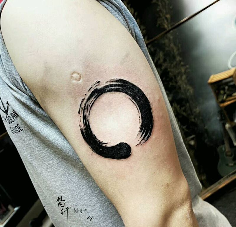 圆纹身图片_手臂水墨圆环纹身图案