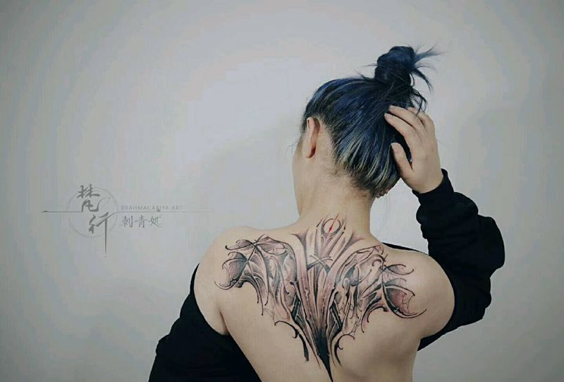 花体字纹身图片_背部花体字纹身图案