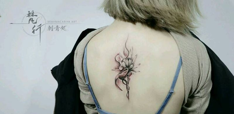 水墨.莲纹身图片_背部水墨火莲花纹身图案