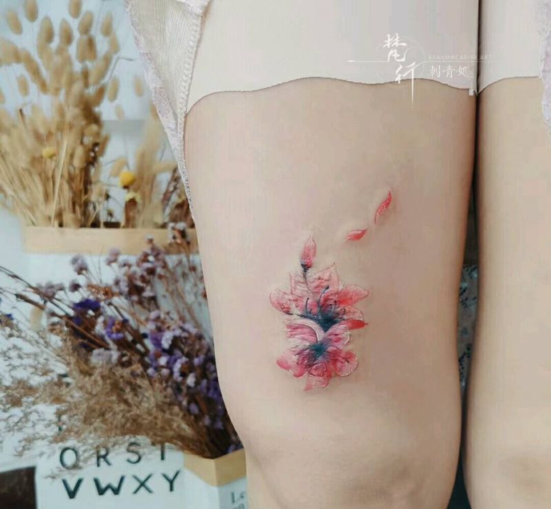 遮盖纹身图片_腿部新传统水彩桃花遮盖纹身图案
