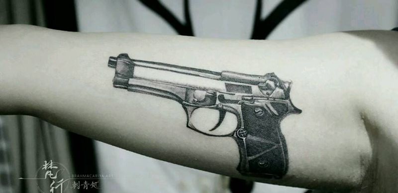 枪纹身图片_手臂欧美写实枪纹身图案