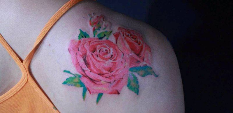 New school 写实玫瑰纹身图片_背部欧美清新写实植物成品纹身图案