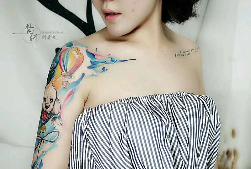 狗纹身图片_手臂胸部新传统水彩狗 热气球纹身图案