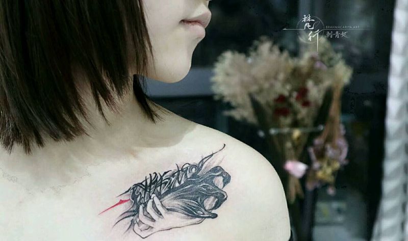 Self-control纹身图片_胸部花体字水墨花体字纹身图案