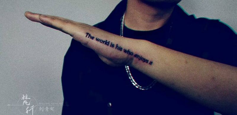 字母纹身图片_手部新传统字母纹身图案