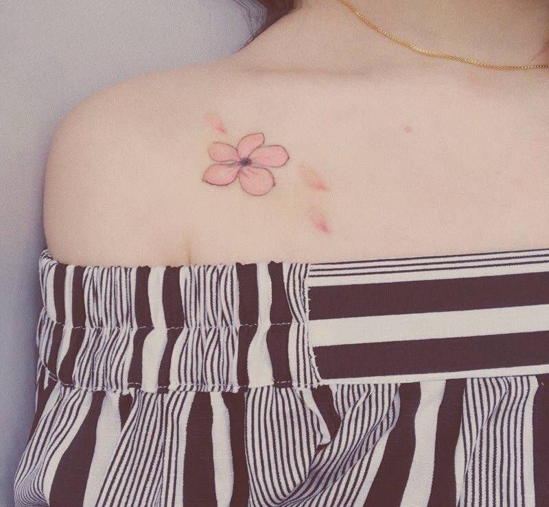 修改樱花纹身图片_胸部清新植物水彩成品纹身图案