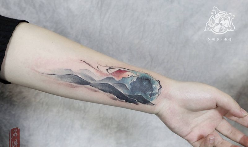 山水纹身图片_手臂水墨水彩纹身图案
