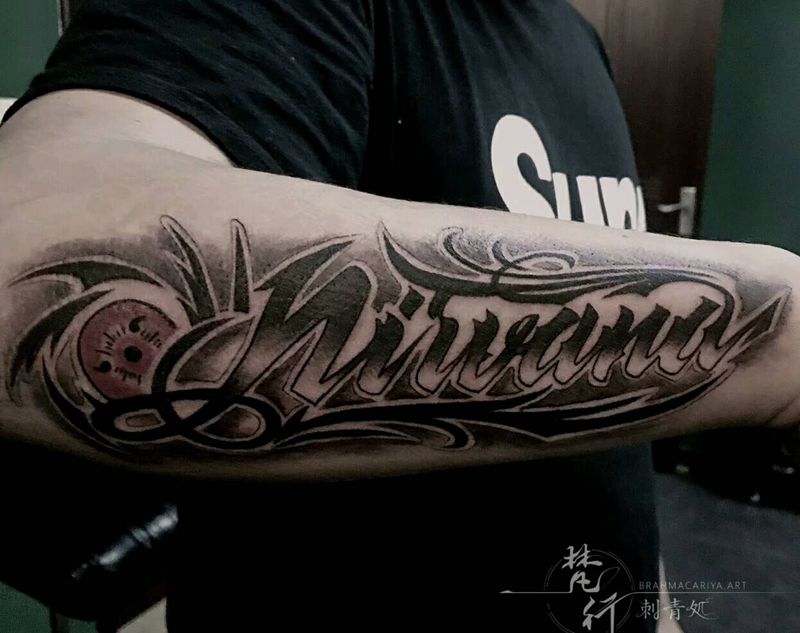 花体字纹身图片_手臂花体字血轮眼花体字纹身图案