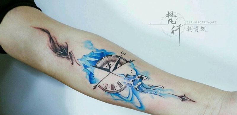 指南针纹身图片_手臂新传统水彩指南针冰山浪花纹身图案