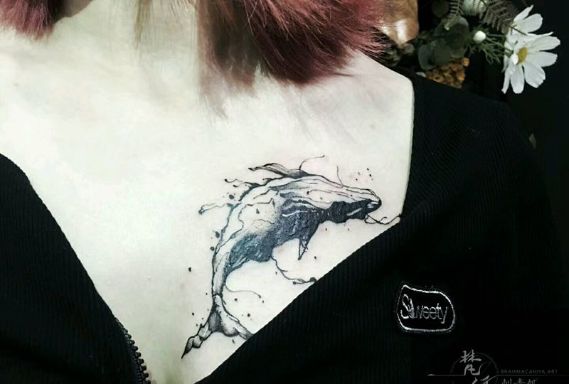 遮盖纹身图片_胸部新传统水墨鱼纹身图案