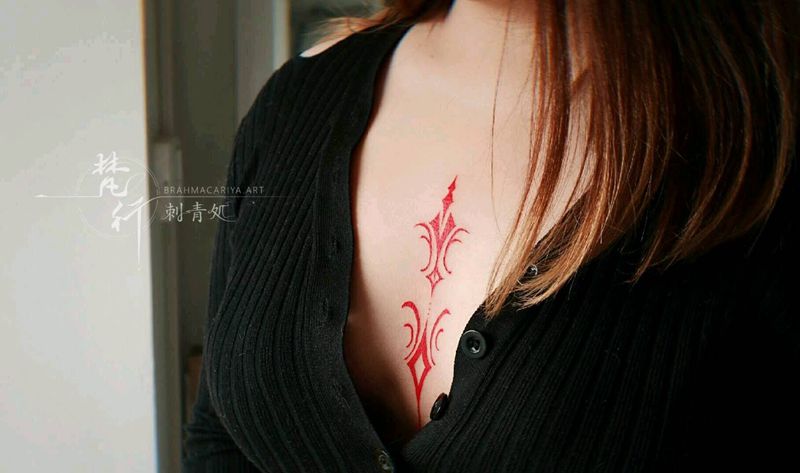 小清新纹身图片_胸部新传统图腾纹身图案