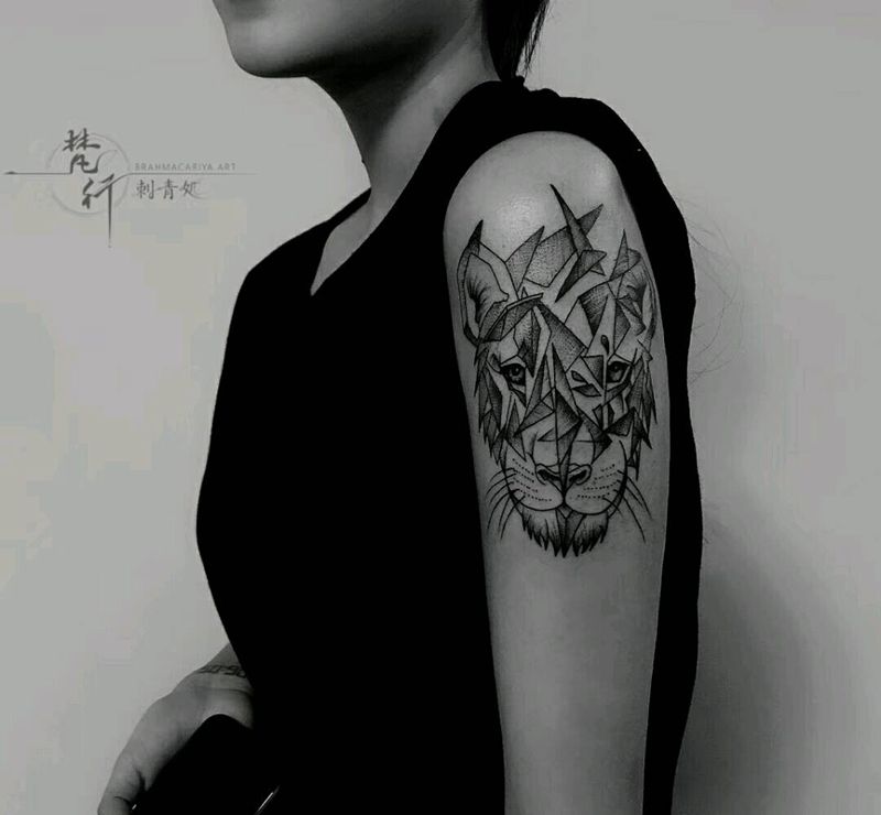 狮子纹身图片_手臂新传统几何狮子几何纹身图案