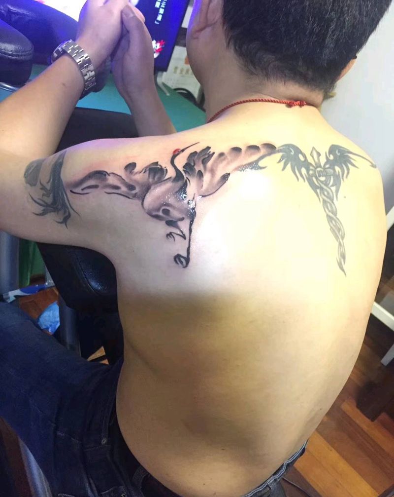 水墨纹身图片_背部水墨纹身图案