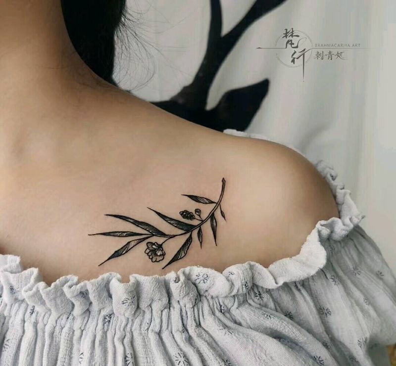 小花纹身图片_胸部新传统水墨叶子花纹身图案