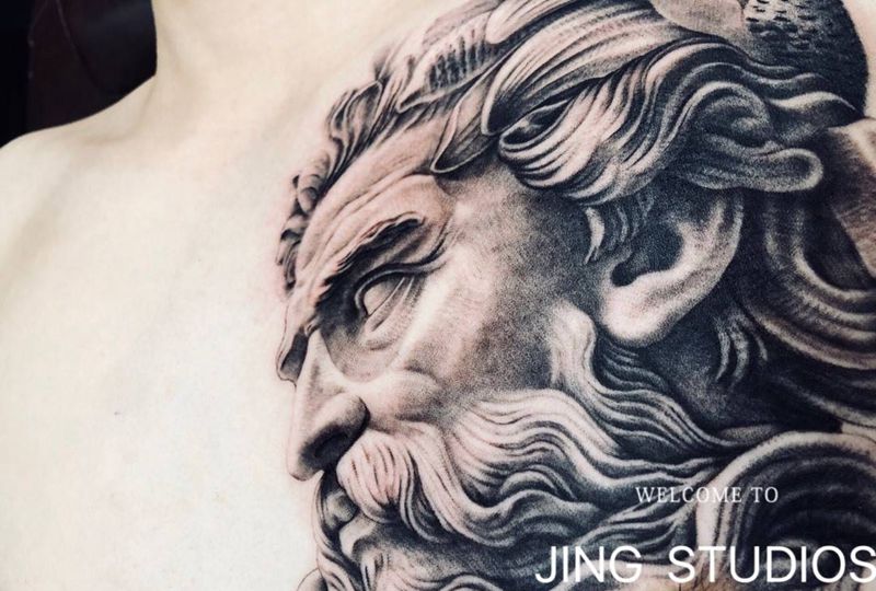 半胛纹身图片_胸部欧美写实纹身图案