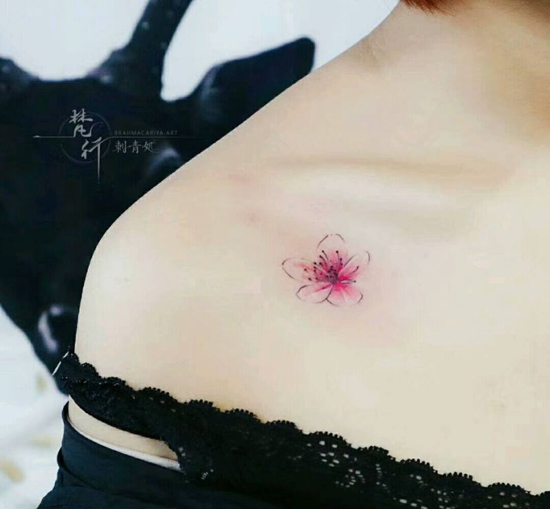 花纹身图片_胸部新传统花纹身图案