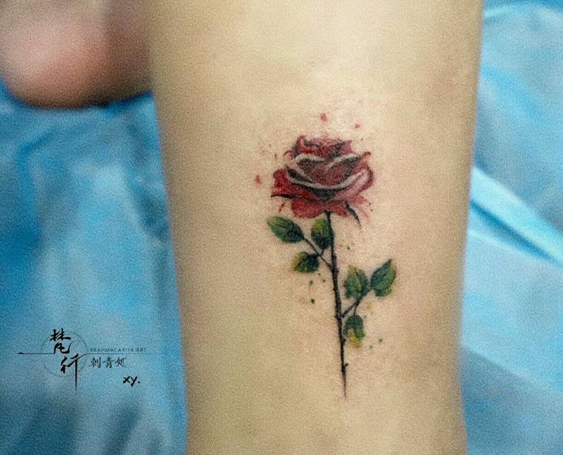 花纹身图片_腿部新传统玫瑰纹身图案