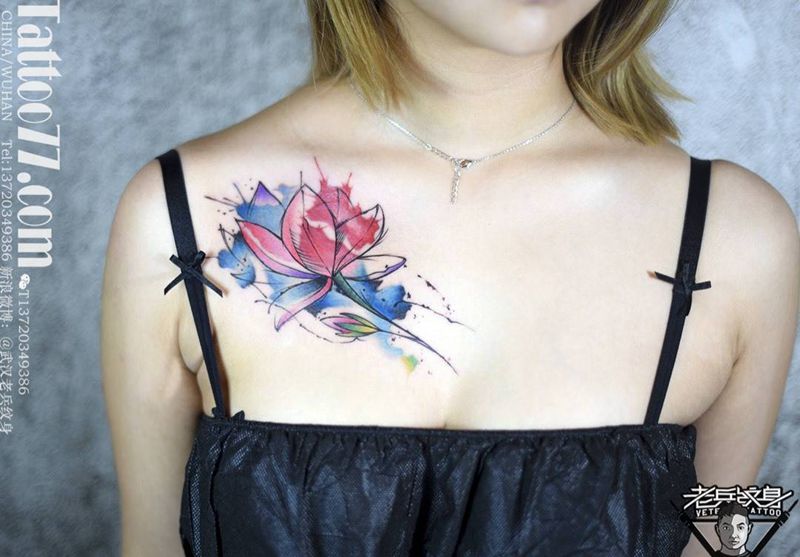 胸口水彩莲花纹身纹身图片