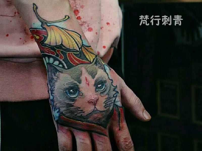 猫纹身图片_手部新传统猫纹身图案