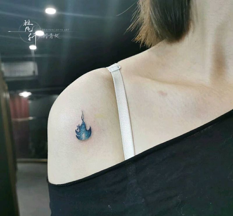 蓝色小火焰纹身图片_肩部新传统水彩火焰纹身图案