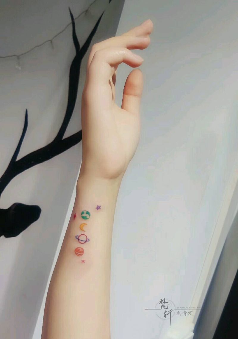 小清新纹身图片_手臂新传统水彩星球月亮星星纹身图案