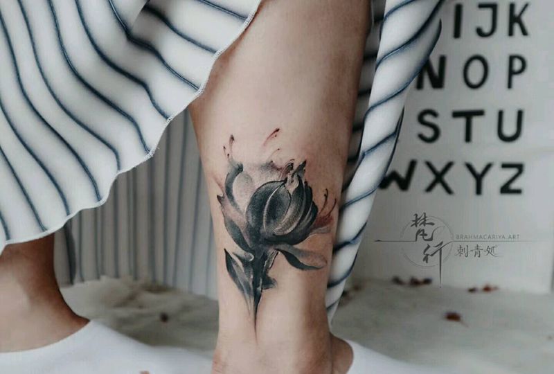 荷花纹身图片_腿部老传统水墨荷花纹身图案