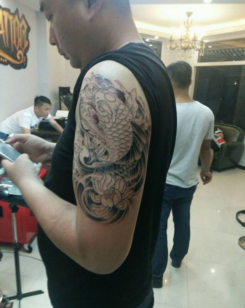 大臂鲫鱼纹身图片