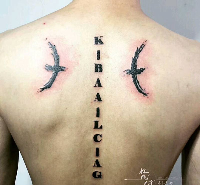 字母纹身图片_背部老传统字母纹身图案