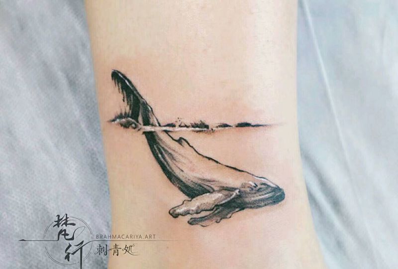 小鲸鱼纹身图片_腿部水墨鲸鱼纹身图案