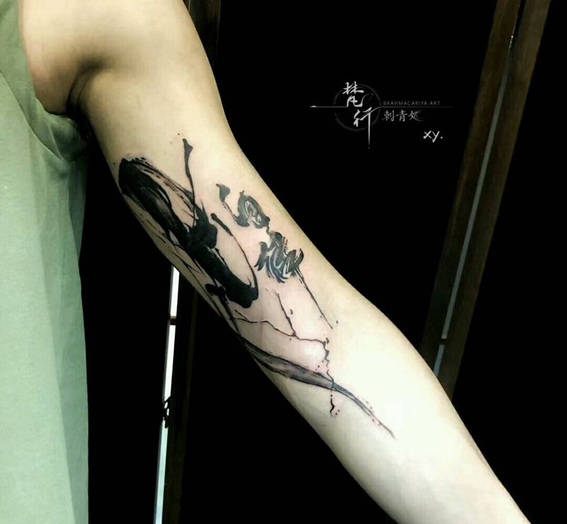 遮盖纹身图片_手臂新传统水墨书法纹身图案